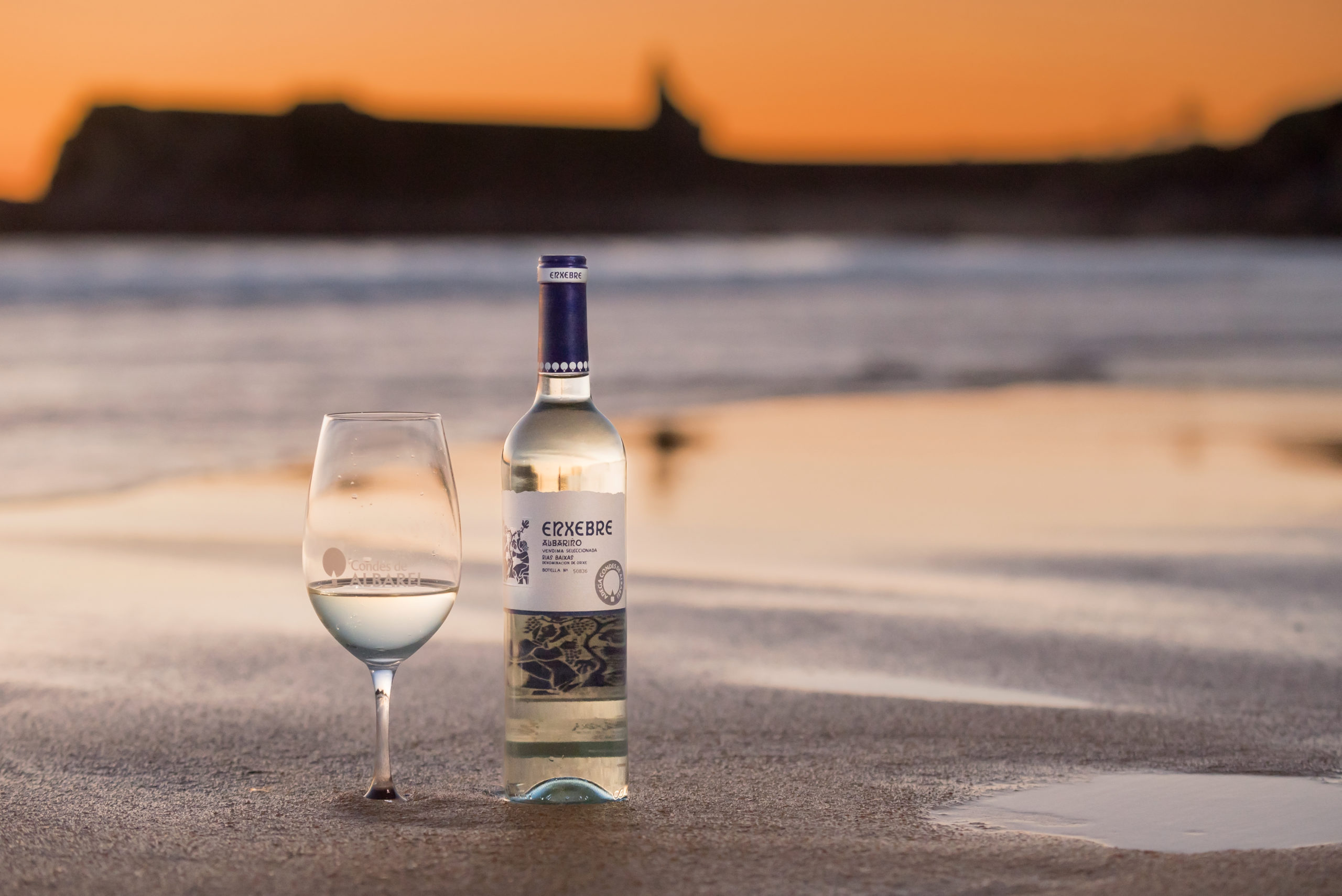 Nuestro albariño Enxebre combina tradición y vanguardismo en su elaboración, es un vino muy fresco y tiene una gran personalidad. Es el protagonista de comidas al lado del mar, pero también de aperitivos cerca de los viñedos.